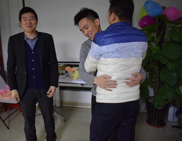 聚力膠水實(shí)驗(yàn)室里面員工互相擁抱