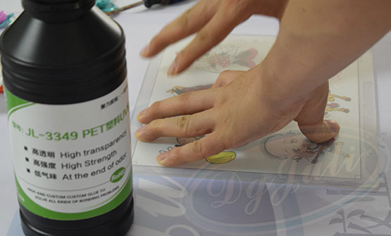做塑料模型用什么膠水？聚厲牌PET無痕UV膠水粘接強(qiáng)度高